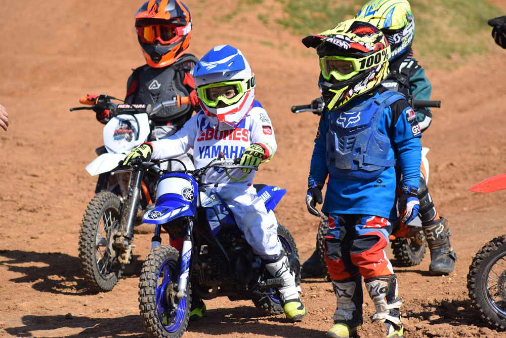02-extr Niños equipados para clases de motocross extraescolares
