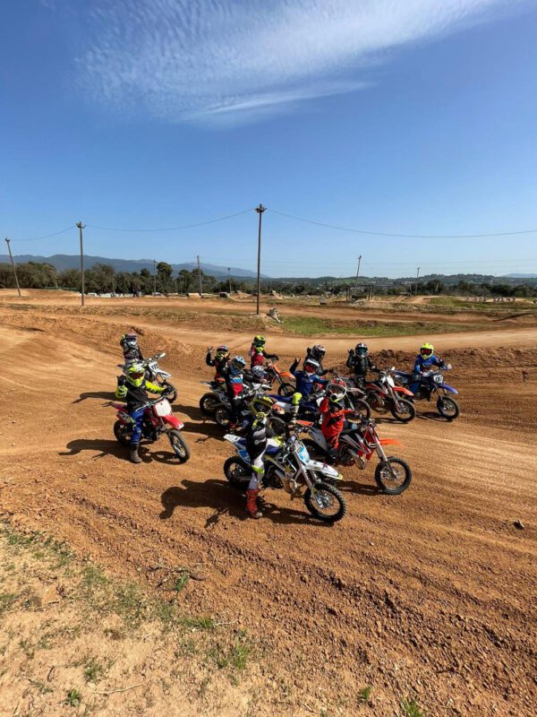 Grupo de niños participando en actividades extraescolares de motocross