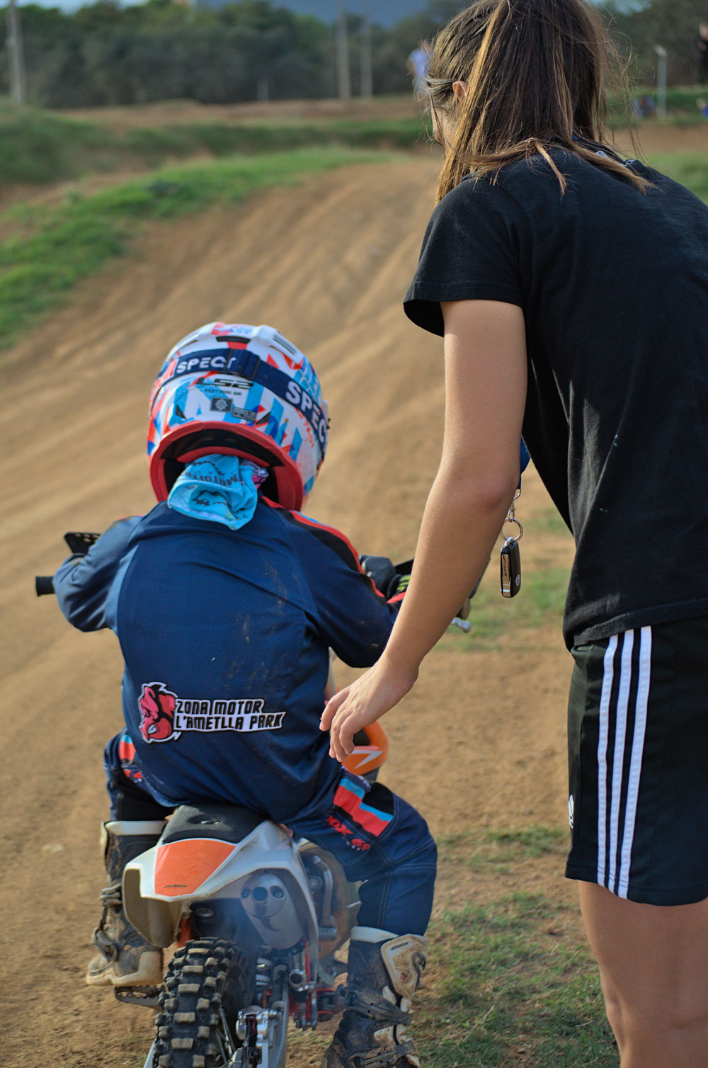 04-part Instructora dando clases de motocross para niños