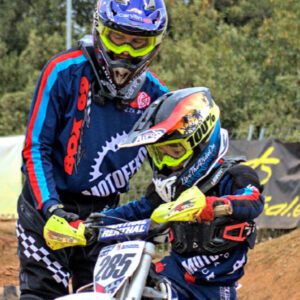 clases de motocross con motos eléctricas para niños