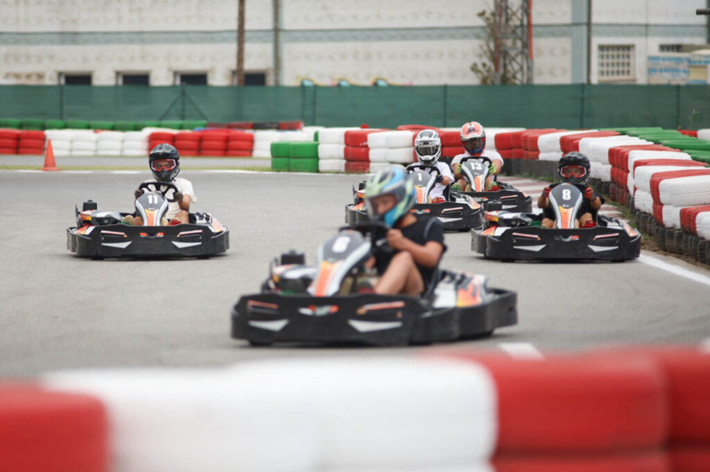 Participantes disfrutando de una actividad de karting