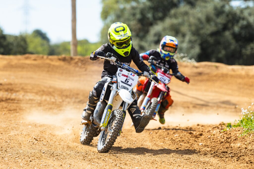 Dos pilotos de motocross entrenan juntos en una curva del circuito