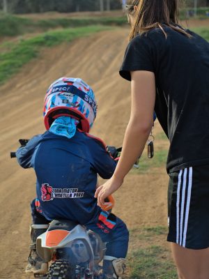 Instructora dando clases de motocross para niños