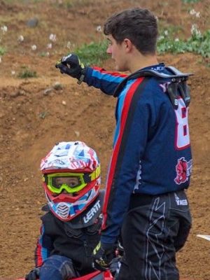 iniciacion electricas instructor de clases de motocross con motos eléctricas para niños